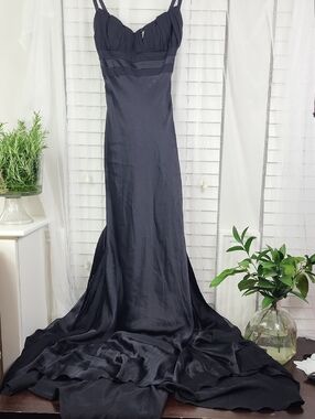Outstanding Elegant Floor-Length Silk Evening Gown in‎ Charcoal. Size 2